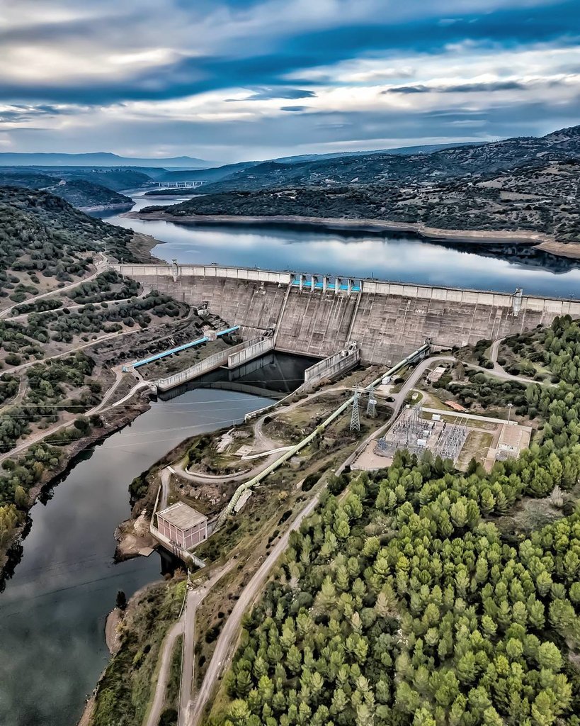 igers_sardegna's tweet photo. Oggi vi proponiamo questa bellissima immagine aerea della Diga Eleonora D’Arborea situata nel territorio di #Busachi, piccolo comune della #Sardegna centrale.
Realizzata sul Fiume Tirso ha un'altezza di ben 93,25 metri e venne progettata nel 1978 dall’in… https://t.co/ilT5i6NGBi https://t.co/YO3jVOukFL