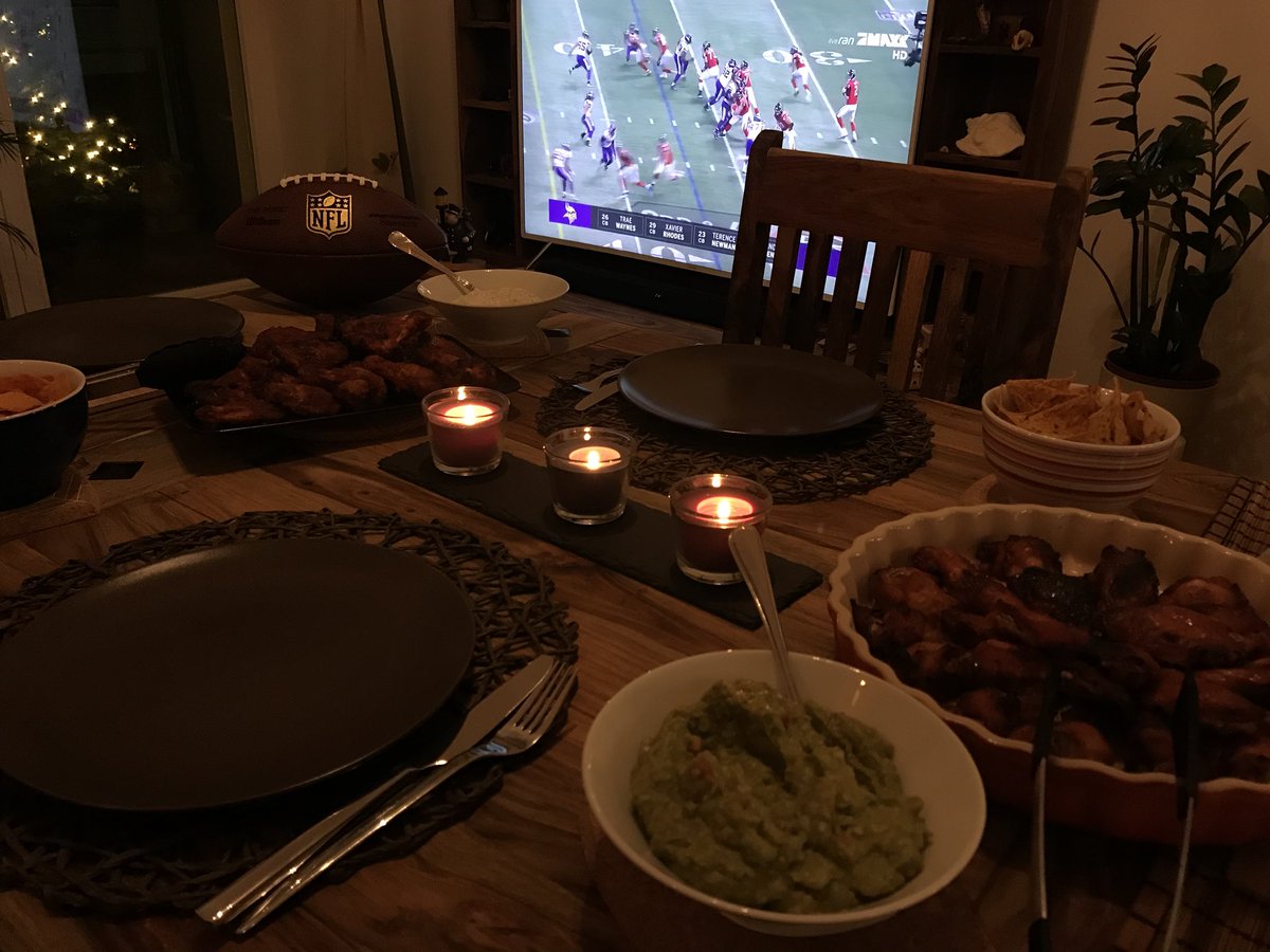 Seahawksie's tweet photo. Real #footballsunday with Buffalo Wings and homemade Guacamole. 🏈 
#ranNFL #ranNFLsüchtig @ransport https://t.co/rS5lOicEIo