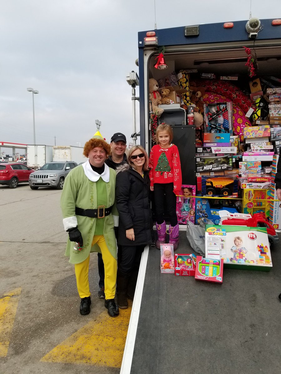 SSPAuxiliary's tweet photo. @SouthSimcoePS PC Steve Black with his wife Melanie and daughter Sadie help #StuffTheCommandPost. Sadie held her own bake sale raised $130 dollars went out and bought toys to donate to Toy Mountain. Thank you for your generosity Sadie. @CTVBarrieNews https://t.co/Dapi5umYUx
