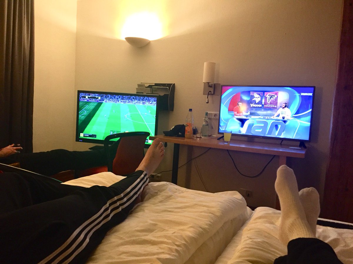 Yves (@yvesjuno) on Twitter photo Auch auf Tour läuft #ranNFLsuechtig  #ranNFL uuuund natürlich fifa🎮manche kann man einfach nicht belehren😏 <a href="/Icke41/">Icke Dommisch</a> #teesy #wünschdirwastour Auch auf Tour läuft #ranNFLsuechtig  #ranNFL uuuund natürlich fifa🎮manche kann man einfach nicht belehren😏 <a href="/Icke41/">Icke Dommisch</a> #teesy #wünschdirwastour