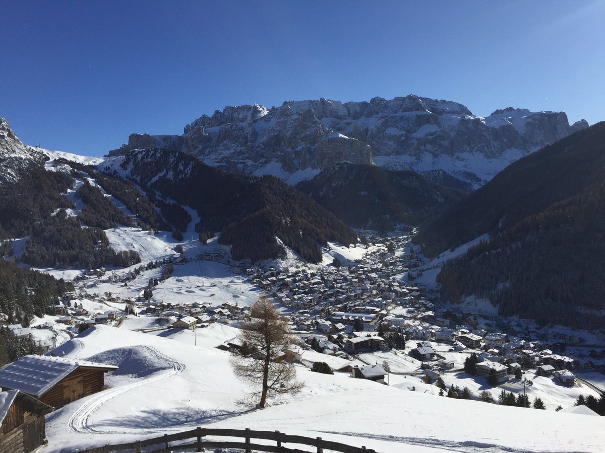 Scuola2000's tweet photo. With outstanding days the emotions are at the top #skischool2000 #selvavalgardena # Valgardena #dolomites https://t.co/ITjC861yVN