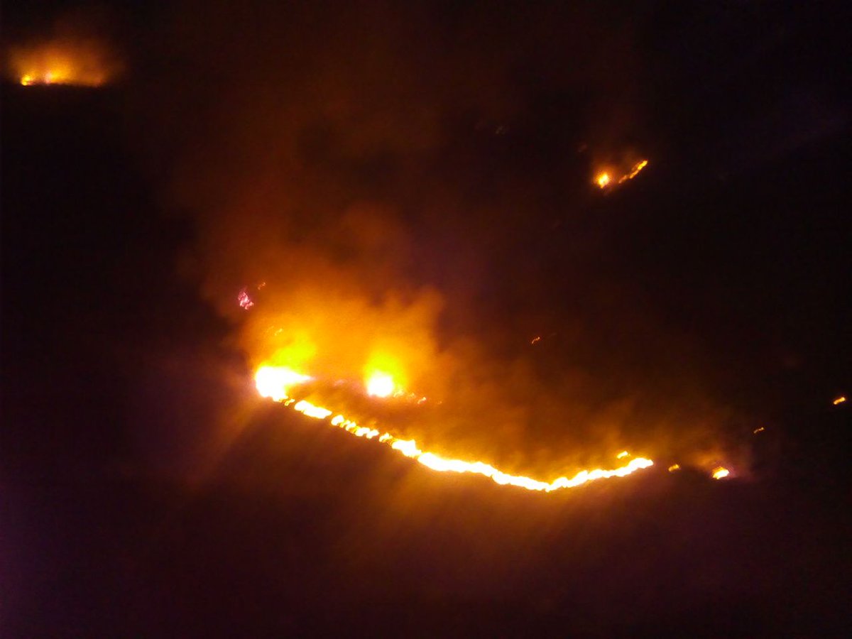 UMEgob's tweet photo. #IFTorreLaRibera 29 efectivos del  #BIEM4 acompañados por personal de Sanidad continuará colaborando esta noche en las labores de extinción. Mucho ánimo para todo el dispositivo #BuenasNoches https://t.co/QWn6BLBRKq