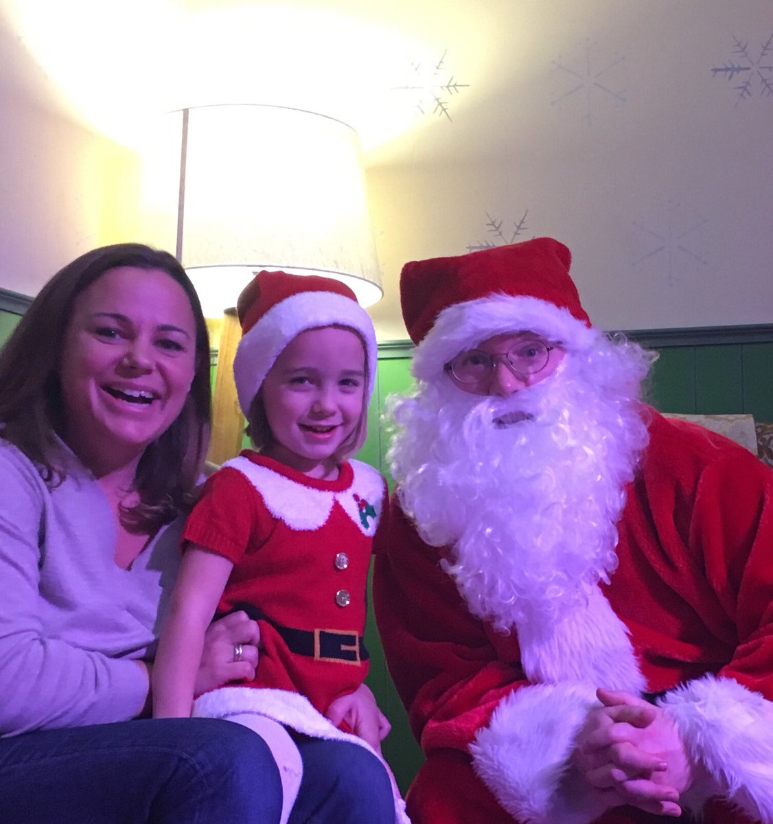 sewing_hugs's tweet photo. Mini Claus LOVED meeting Santa and the elves @WinSciCentre today #ScienceSanta #Elfie https://t.co/cznXKePGU8