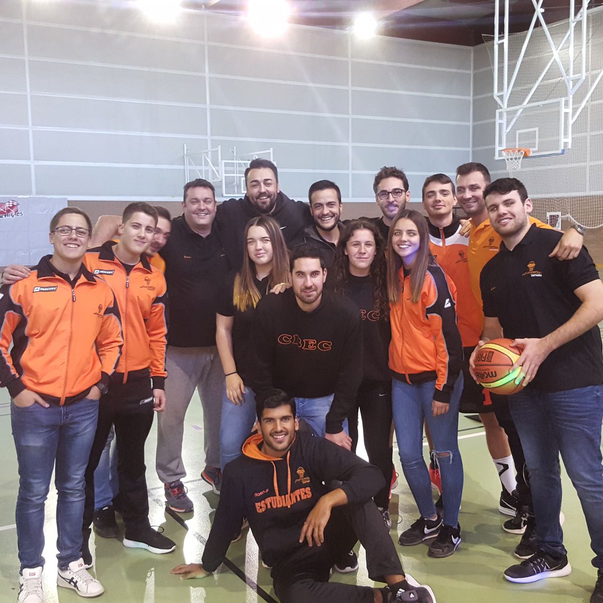 cbestudiantesct's tweet photo. Orgullo negro y naranja. Que GRANDES. Espectacular día de presentación y convivencia.#goestu #estuclub https://t.co/gKslMhas6v