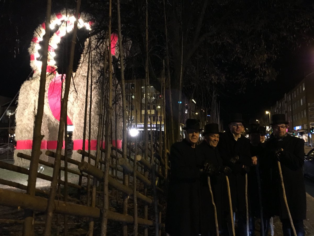 Isn't this nice? Finnish fire guards from the town Raumo is keeping me company tonight! Please keep an goateye on little brother too 🙏🏼 #gävlebocken