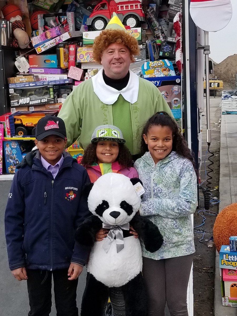 SSPAuxiliary's tweet photo. The Spencer-Thompson family stopped by again today with more big smiles and toys for @SouthSimcoePS #StuffTheCommandPost for Toy Mountain. Generous family with big hearts. Thank you. https://t.co/Kiyc2vp9Gn
