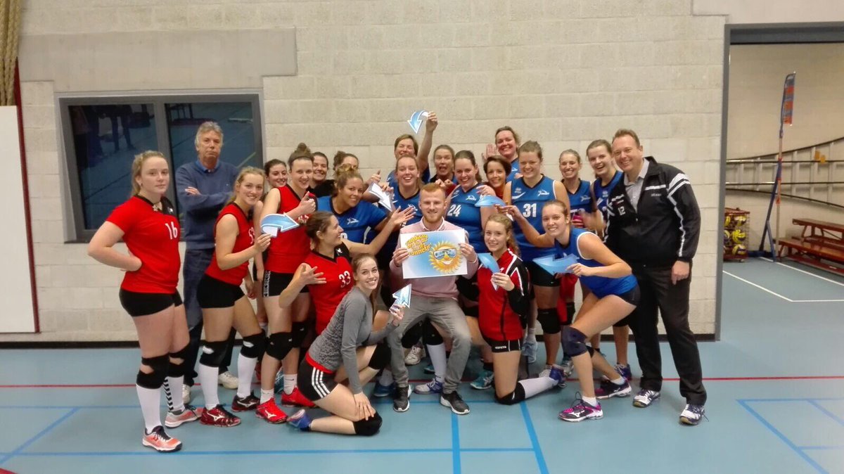 TimiosVolleybal's tweet photo. Timios D2 en @TweetKalinko D4 bedanken de scheidsrechter na 0-4 winst voor Timios! #bedanktscheids #eenweekisbesteenbeetjeschraal https://t.co/NrRWK5H5gR