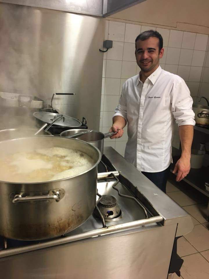 sdis31officiel's tweet photo. Ce soir, Oscar Garcia, le plus jeune chef étoilé de l’année 2014,  réalise un repas gastronomique pour les sapeurs- #pompiers de #Toulouse Lougnon #SDIS https://t.co/hgMQvg5EKC