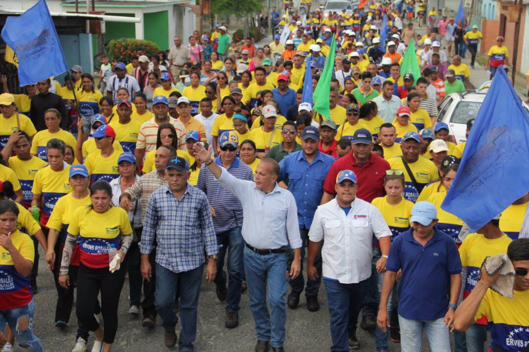manuelrosalesg's tweet photo. En El Chivo, capital del municipio Francisco Javier Pulgar junto a su próximo alcalde Ervins Rosales. El #10D el Sur del Lago escogerá entre la camarilla que arruinó estas tierras y nosotros que estamos listos para convertirlo en un emporio agroindustrial. #PorElZuliaQueQueremos https://t.co/7mP7ynMCzH