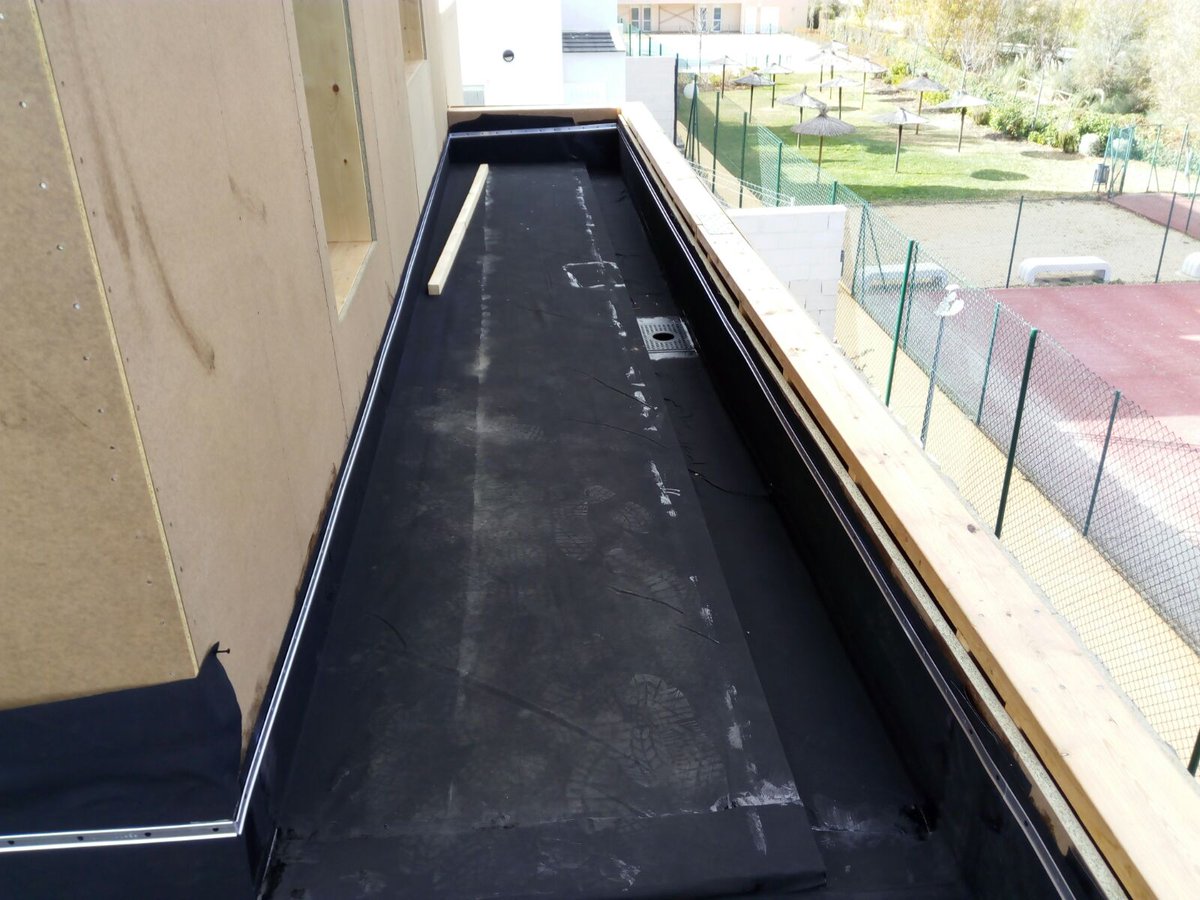 ComercialFocus3's tweet photo. Avanzamos a buen ritmo en #Cobeña #Madrid vivienda de #ConsumoCasiNulo que estamos construyendo para @100x100madera #saludable y respetuosa con el #MedioAmbiente, totalmente de #madera, con sistema de ventilacion con recuperación de calor de #Siber y aerotermia de @saunierduval https://t.co/CVDbVJLzEI