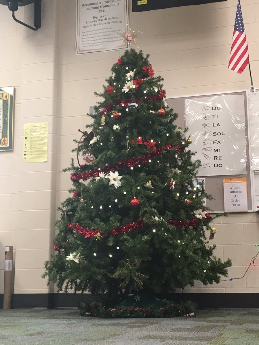 fchsacappella's tweet photo. The choir room is officially ready for Christmas! The choir is also! Come hear us tonight at Stephen's Church for the WUOL Holiday Concert! https://t.co/TJ5i292byE