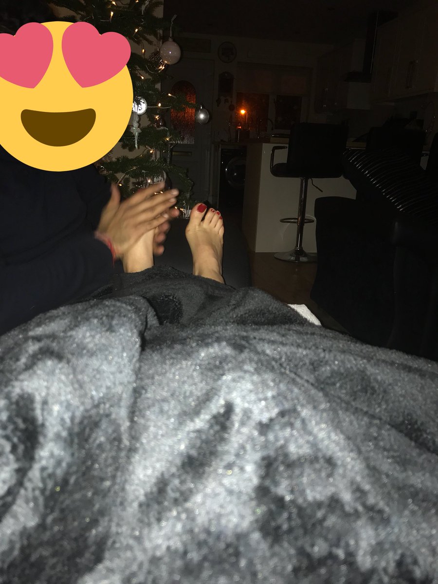 MissMelodyMay's tweet photo. Xmas tree twinkling, scented candles lit, wrapped up in a blanket watching Blue Planet 2 receiving a relaxing foot rub from @slavmogwli! https://t.co/ibWo6EvegV