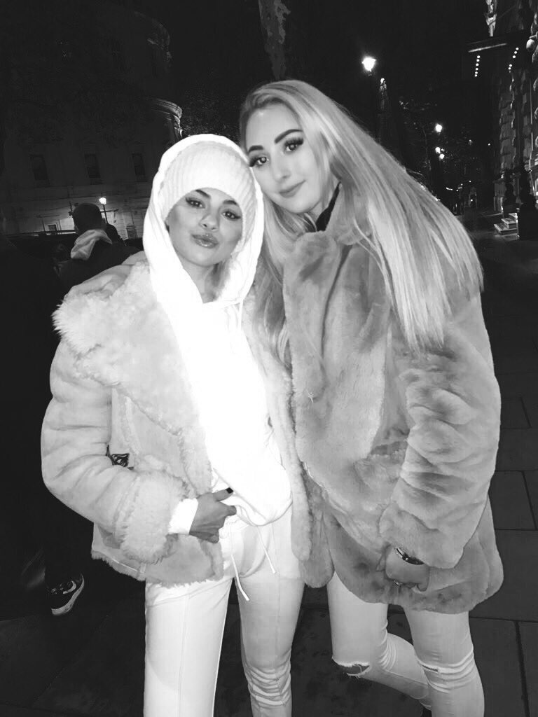 emiliariches's tweet photo. .@selenagomez so good seeing you angel. you looked so cute! see you tomorrow!!! 💖💗💘💞💕 https://t.co/RnS2gbaqzu