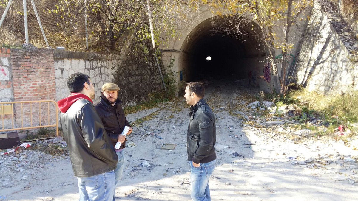 Esta mañana <a href="/CsMadFuencarral/">CS Madrid Fuencarral-El Pardo</a> <a href="/slopezzaragoza/">Susana López</a> han visitado el Túnel Sur en Las Tablas con los vecinos de la Calle Castillo de Candanchu. El Tunel sigue en un estado lamentable tras dos años esperando su limpieza, desratizacion y acondicionamiento.