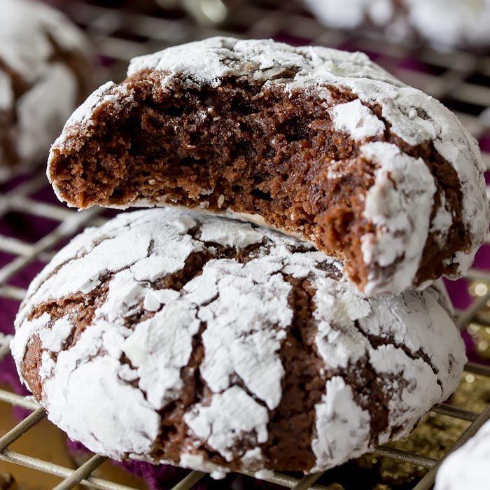 Sugarspunrun's tweet photo. I recently shared these Chocolate Crinkle Cookies over on Spend with Pennies! They're super fudgy and soft inside, grab the recipe link in my bio!! ##huffposttaste #beautifulcuisines #whatibakedtoday #feedfeed @thefeedfeed #thekitchn #thedailymeal #f52gr… https://t.co/1wXN1tBb7F https://t.co/Yr2sKYeimZ