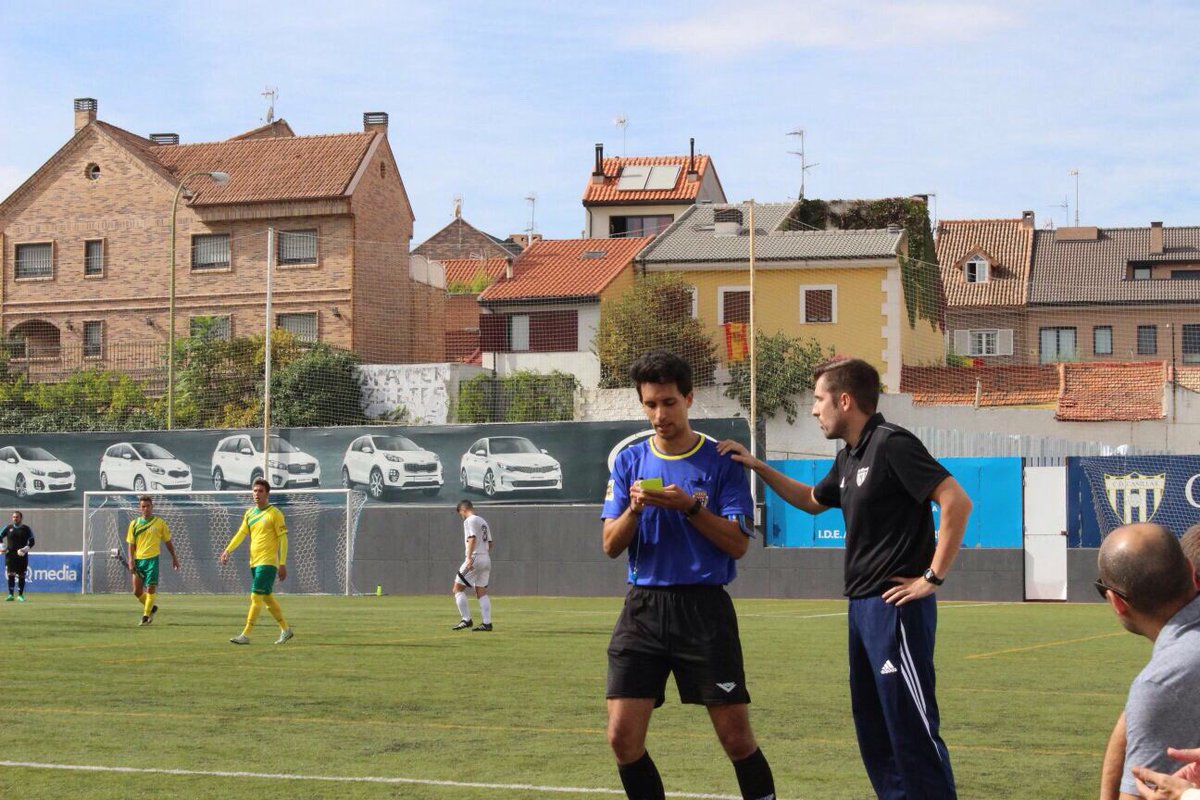 Hoy el árbitro se volvió a lesionar.Los líneas sacaron el partido adelante hasta q llegó el del partido siguiente y volvieron a ser 3.Hace semanas bajó un árbitro d la grada por lo mismo y pudimos seguir. Cuando pasa esto te das cuenta d su importancia. Sin árbitro no hay partido