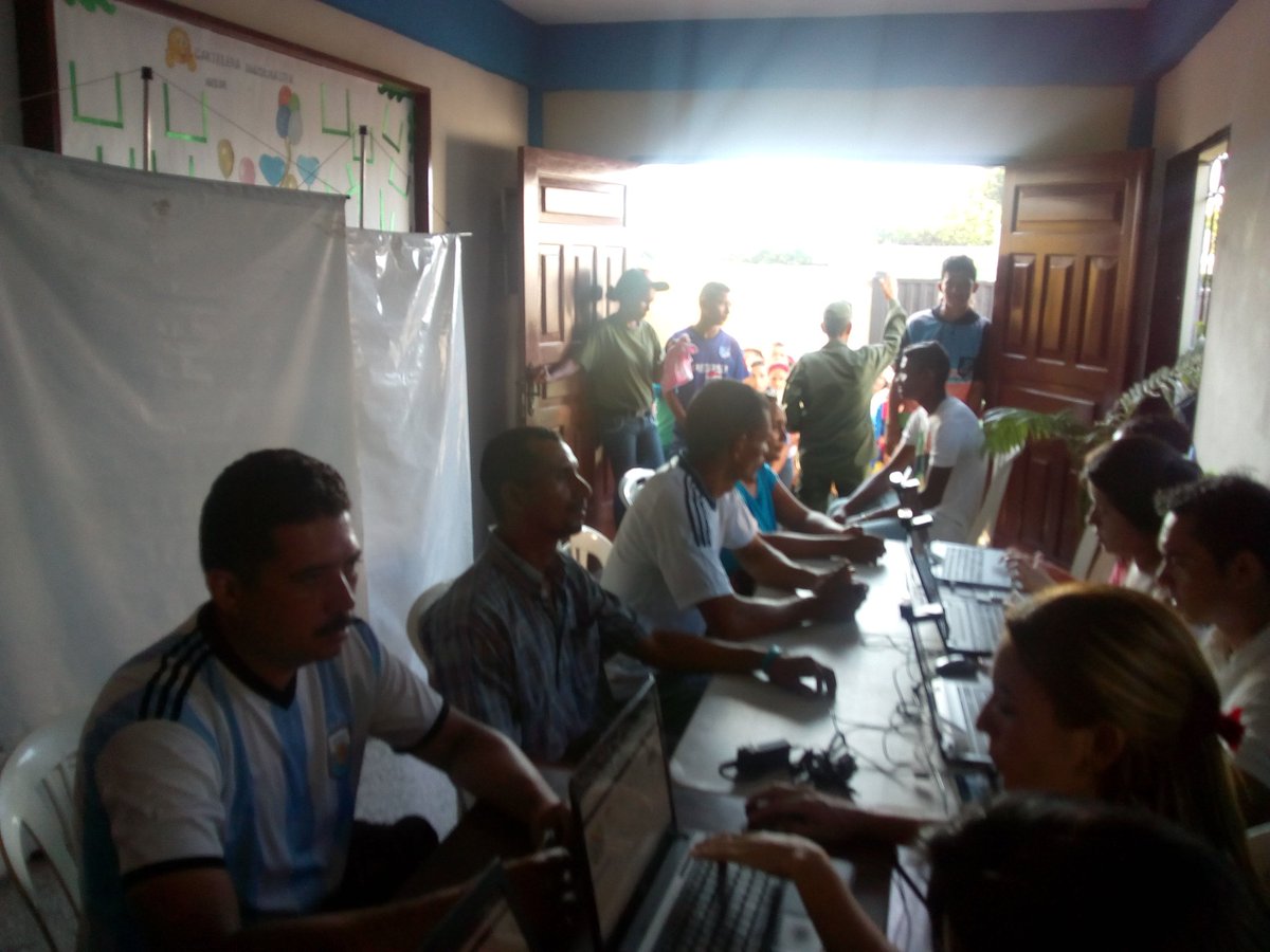 JoseFabian27's tweet photo. Continúa jornada del carnet de la patria en en Municipio Julio César Salas del Estado Mérida. @NicolasMaduro https://t.co/Oyj9aifLwd