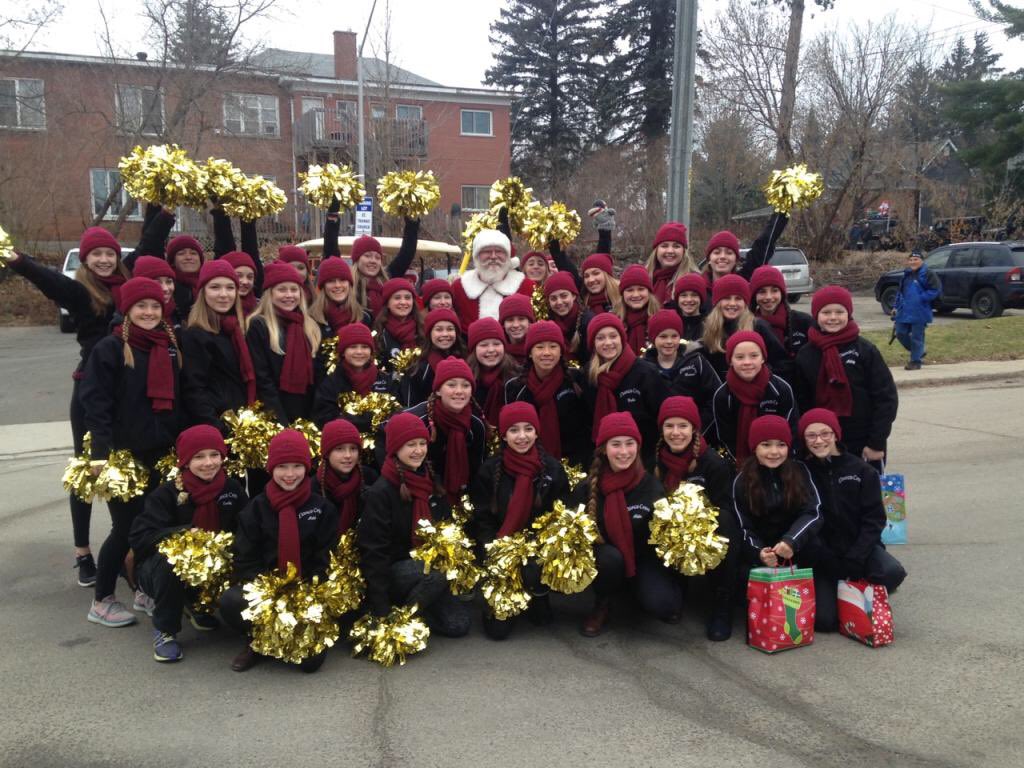 tamboe10's tweet photo. Bracebridge Christmas Parade. https://t.co/Zl2BZ8di8a