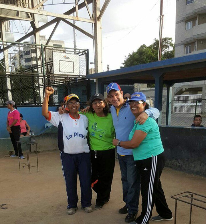 FRANKDIAZ_14's tweet photo. Seguimos compartiendo con nuestros vecinos de #Lecheria porque este #10D todos saldremos a votar masivamente por la defensa de nuestra ciudad #AhoraYSiempreLecheriaSeDefiende https://t.co/Hp07irIHIE