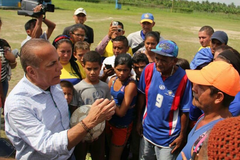 manuelrosalesg's tweet photo. El pueblo sabe quiénes los tienen sometidos a apagones, hospitales abandonados, colas en las gasolineras, inseguridad, desabastecimiento. Tierras que daban de comer a Venezuela hoy estan abandonadas. Volveré como Gobernador para poner en marcha el relanzamiento del Sur del Lago. https://t.co/7btMiHED4N
