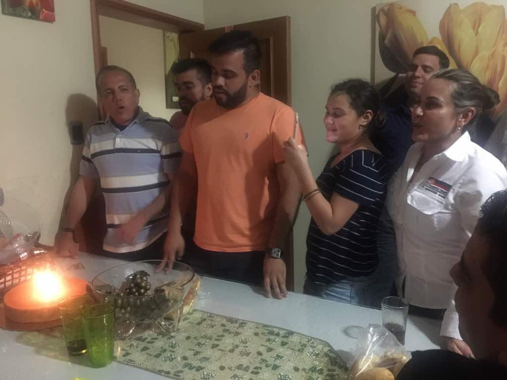 manuelrosalesg's tweet photo. Un alto en la campaña para estar con la familia y cantarle cumpleaños a mi hijo @carlosmrosales. 
¡Que Dios te siga llenando de bendiciones! https://t.co/8iS7YnfdfN