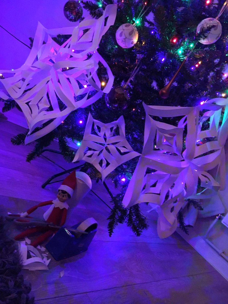 Danni2186's tweet photo. #elfontheshelf2017 #Jasper #Snowflakes #CreativeElf ❄️🎄❄️🎄❄️🎄❄️🎄❄️ I love this time of the year #makingeverlastingmemories 😊 https://t.co/mu7sbe0NtO