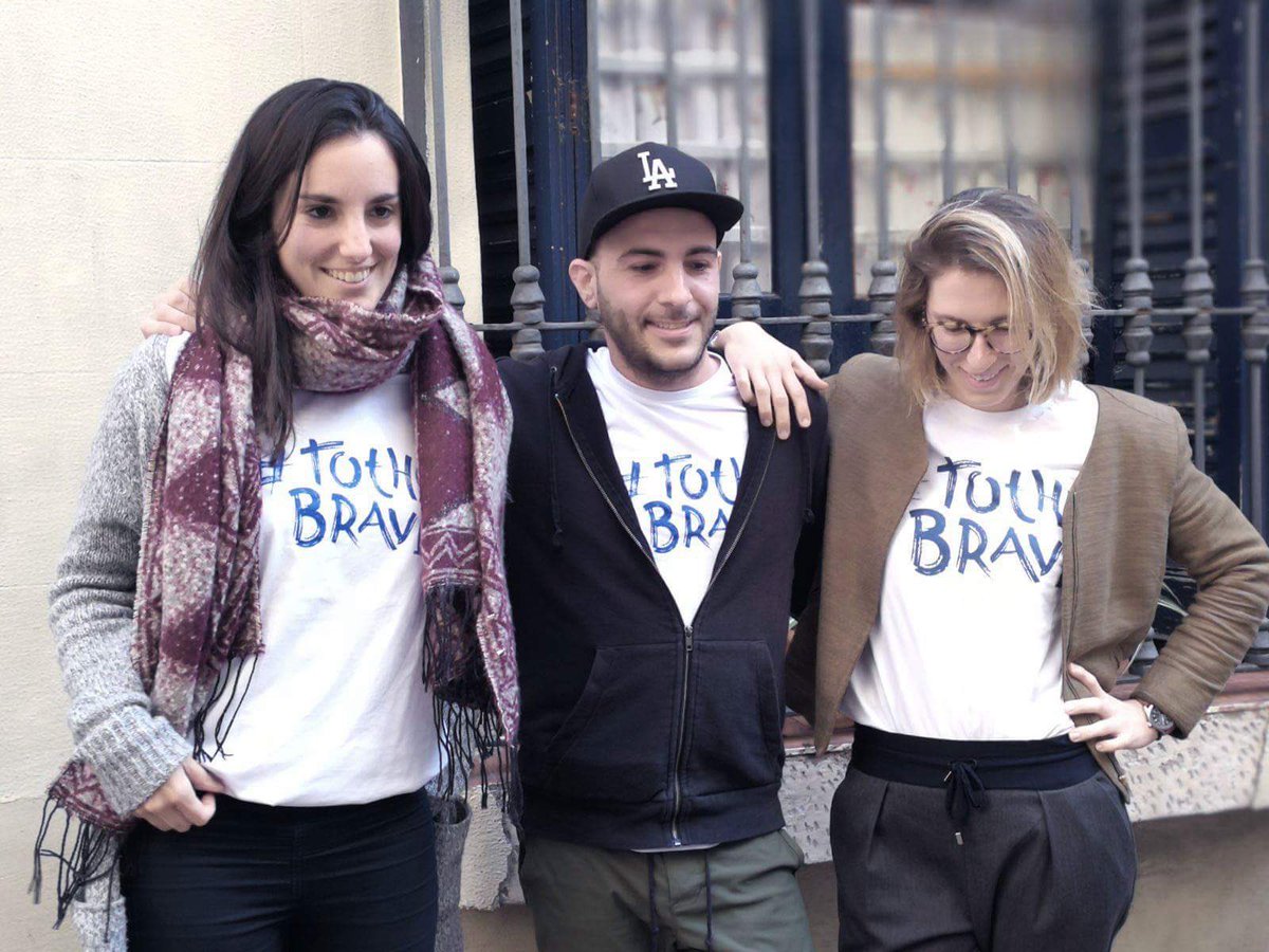 TheBravestTeam's tweet photo. Ha llegado a nuestros oídos que #TOTHEBRAVE es sólo una camiseta para verano... ¡No podemos estar menos de acuerdo! Puedes ponértela incluso para los días más fríos 😉❄️ Déjate abrigar por la solidaridad y lucha contra el cáncer infantil. Hasta el 10/12 en @lilladiagonal ‼️ https://t.co/ZC60aDZgx4