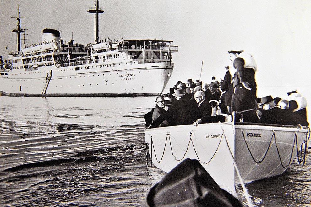 StephenClarkeNZ's tweet photo. In memory of Ken Inglis (1929-2017) re-reading his Letters from a Pilgrimage to Gallipoli with ANZAC veterans from Australia and New Zealand in April 1965 for the 50th anniversary https://t.co/NkPE6X9Xia (Photo of veterans coming ashore at Anzac Cove taken by Ken) #RememberingKen https://t.co/Bn5EKipcQW