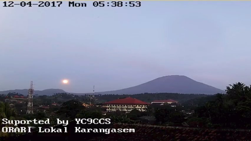 Super moon and sunrise on a serene #agungvolcano @janinekrippner