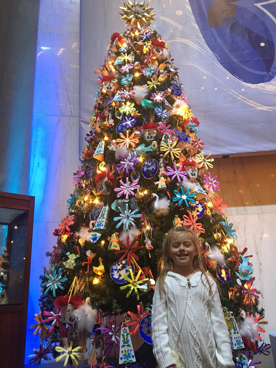 tosiasas's tweet photo. Thanks for the free parking with the #passthecheer initiative at the @msichicago #MSIholiday #ChristmasTree #holidayseason https://t.co/rpFIjBEPNG