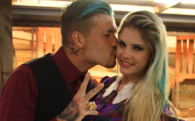 My__Word's tweet photo. Esse casal foi oque mais shippei em todos os reality,MELHOR CASAL, MELHOR TORCIDA 😍❤ #NadaSupera #Barteus #AFazenda 6 https://t.co/mfbqiv4Huo