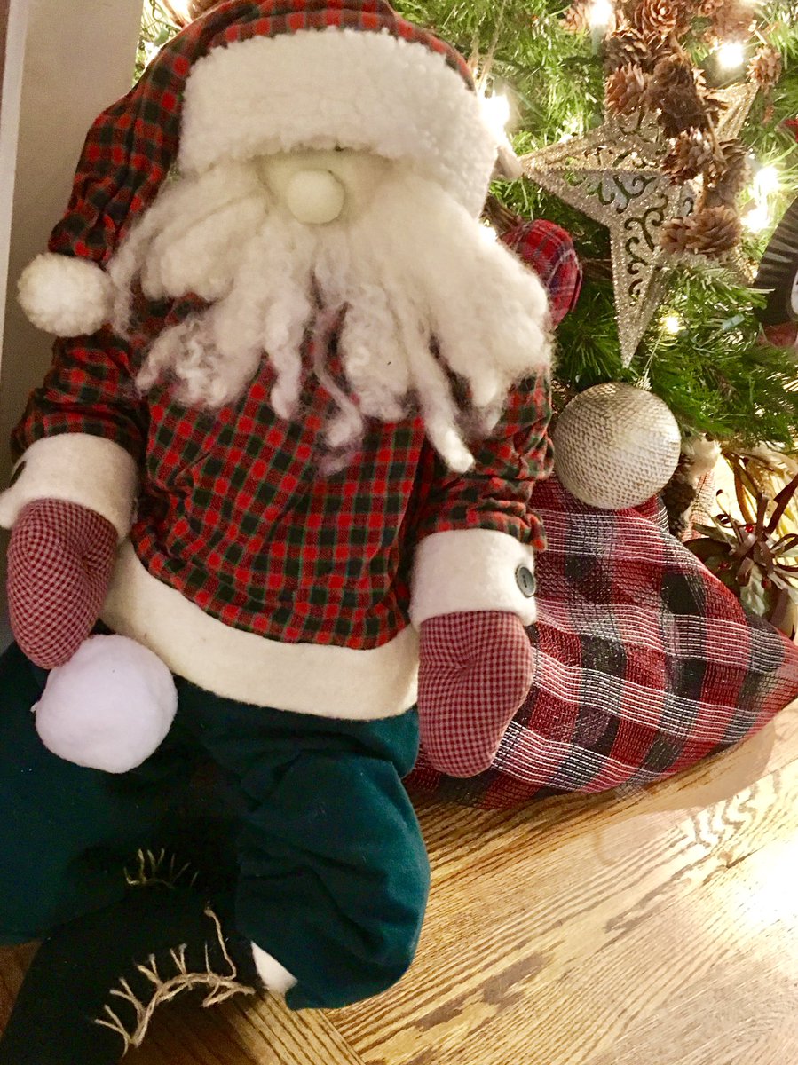 MunecaStidham's tweet photo. Santa in his tartan plaid jacket &amp; hat. Looks like a snowball in his lap.  
#rusticdecor 
#merryandbright #tartanplaid #christmasdecor #deckthehalls #myholidayhome #madforplaid
#weadoreholidaydecor
#myjoyfulseason
#rusticchristmastree 
#DeckingForTheHolidays
#hohoho
#santaclaus https://t.co/4b1YfHMWMQ
