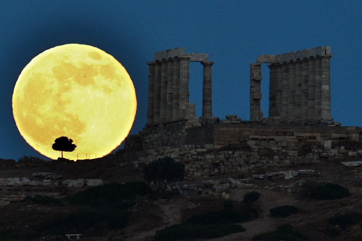 MaskUpLA's tweet image. #Supermoon shots from around the world 🌕