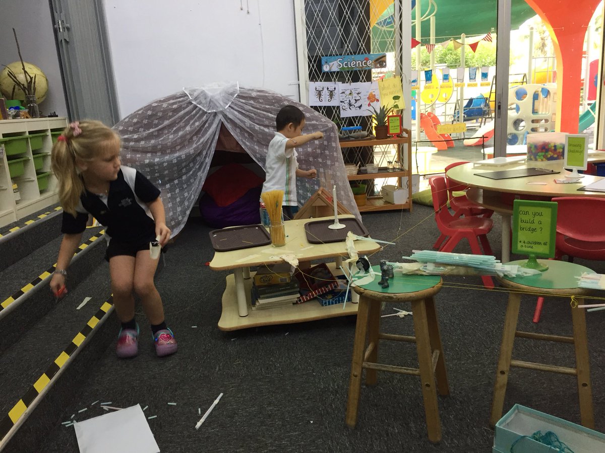 EzatulSuriana's tweet photo. busy little people collaborating to build. #STEM #invitationtolearn #eyfs #curiousityapproach #playmatters #gislearning @GISKuantan https://t.co/bYg0BVEmpU