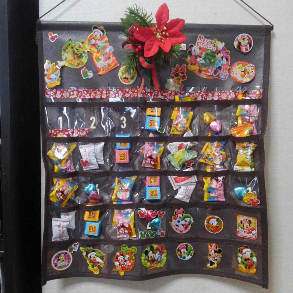 こ藤 ねむい 予算内で買えるアドベントカレンダー クリスマスまで一日一個お菓子食べて子供がわくわくするやつ 無さすぎてお薬 カレンダーにお菓子詰める始末 来年も使えそう