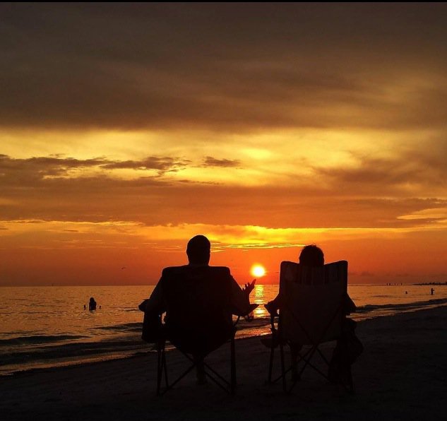 IslandReal's tweet image. Sunday is for relaxing with friends at sunset. #IslandLiving #AnnaMariaIsland #SunsetSunday