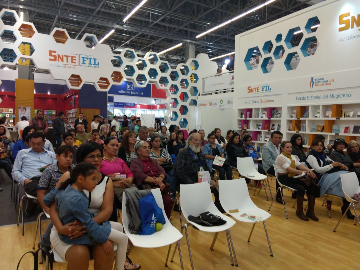 Seccion471's tweet photo. Presentación del libro hojas que se elevan de Víctor Manuel Mendoza Trujillo en el Ágora de la FIL 2017.
#SnteFil2017 https://t.co/Qa4PF5V14i