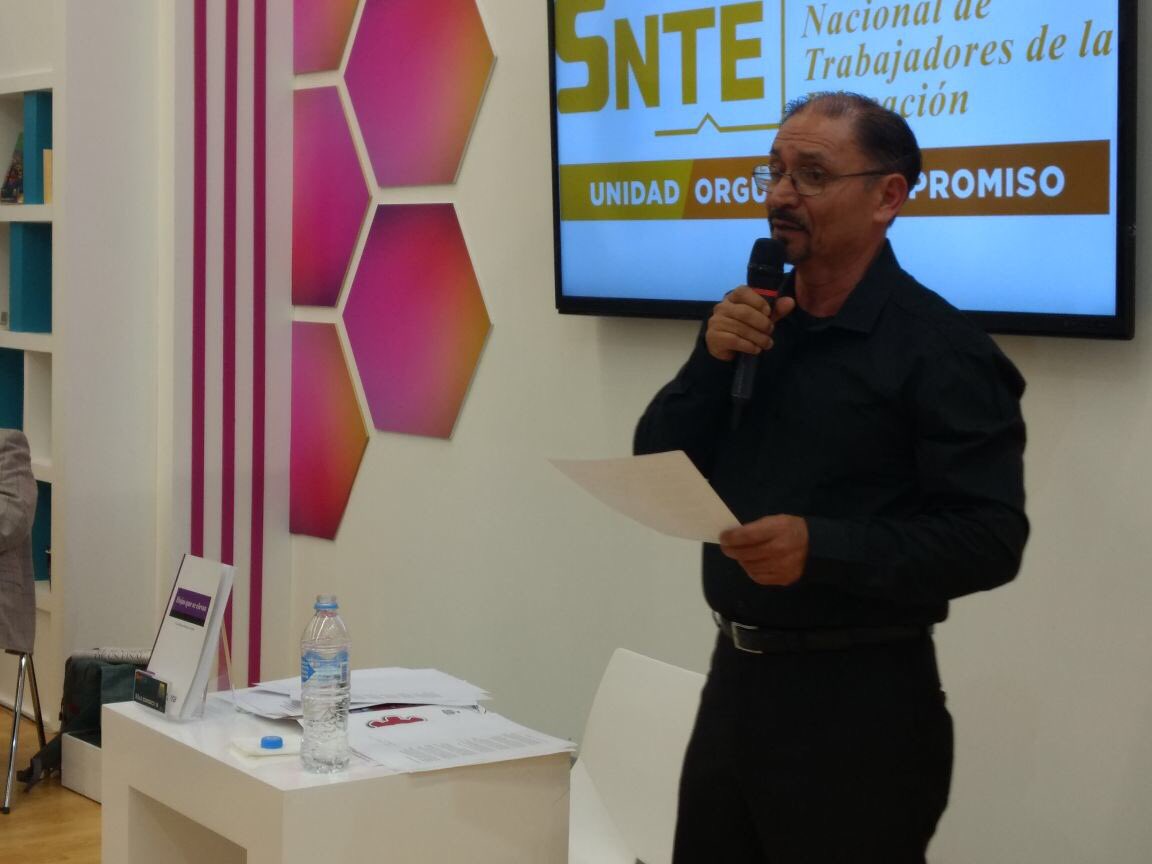 Seccion471's tweet photo. Presentación del libro hojas que se elevan de Víctor Manuel Mendoza Trujillo en el Ágora de la FIL 2017.
#SnteFil2017 https://t.co/Qa4PF5V14i