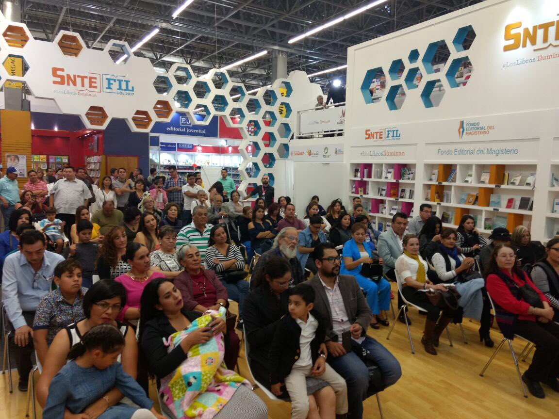 Seccion471's tweet photo. Presentación del libro hojas que se elevan de Víctor Manuel Mendoza Trujillo en el Ágora de la FIL 2017.
#SnteFil2017 https://t.co/Qa4PF5V14i