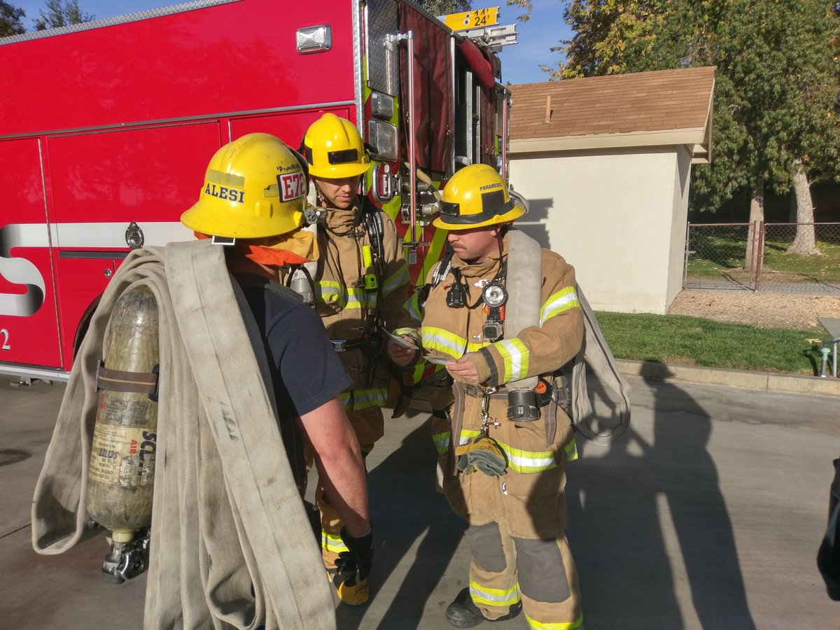 JhawkFire's tweet photo. #CALFIREservingCA #RivCoFire Engine 72 training hose loads and pulls. Always bettering through training. Proud of our #firefighters Best wishes and happy holidays to our followers. Thank you very much. https://t.co/AV3r9iJXk5