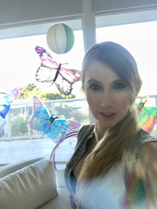 Just had a wonderful shoot out in L.A. Get ready for something new, cuming your way! 🎀💦😋 https://t.c<a href="/tag/avn"class="tags"><span>#avn</span></a>