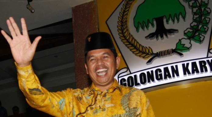 Menganalisa skema milik Jose Mourinho di MU, peran yang sedang dimainkan Dedi Mulyadi kini adalah sama persis dengan peran Nemanja Matic. goo.gl/UUUFpA