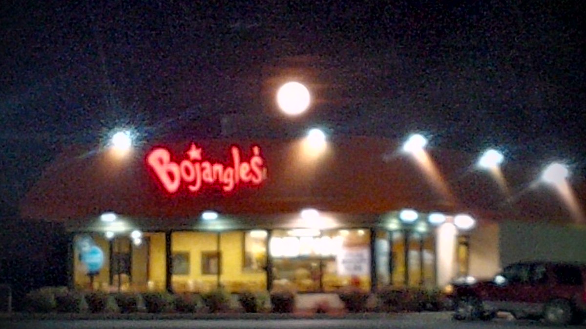 WilsonsWorld's tweet photo. Is that the #SuperMoon over @Bojangles1977... or just an out of this world buttermilk biscuit floating in space? https://t.co/xAq6AcHgdD