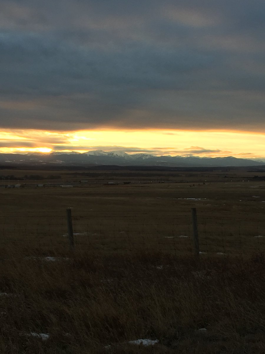 RCID_'s tweet image. I had to stop and take a photo of the sunset tonight...it looks like a painting that I need to paint, and it makes me grateful for where I am from!  #inspiration #yycdesign #rcid