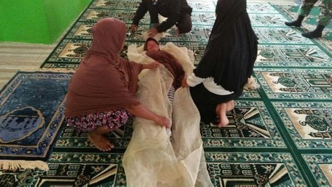listychan99's tweet photo. Proses Sumpah Pocong Emak-Emak Demi Sapi https://t.co/fmk87ux128 https://t.co/UBeKMEwu13