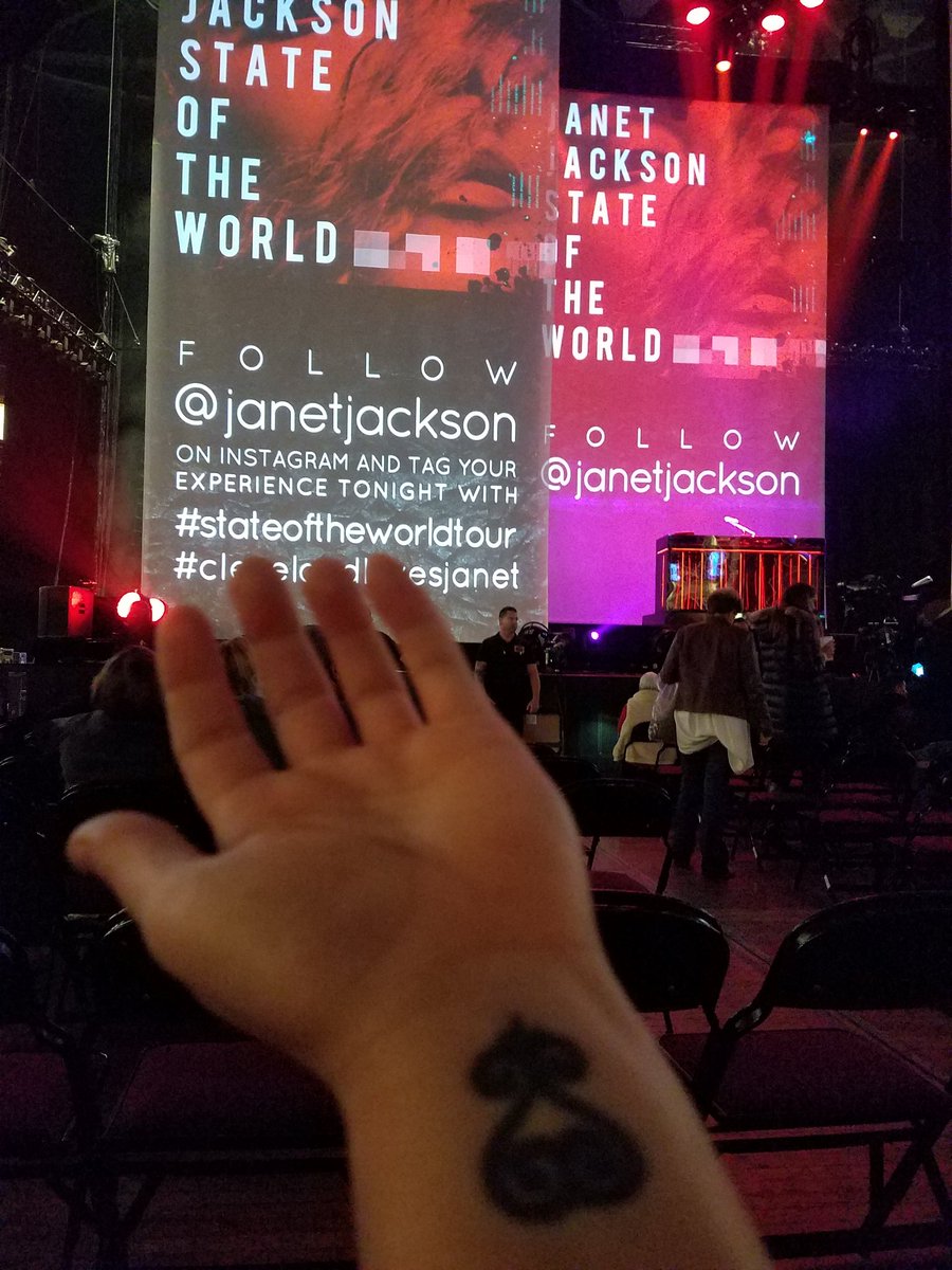 jenford76's tweet photo. So close to the stage😍😍

#stateoftheworldtour 
#clevelandlovesjanet 
@JanetJackson https://t.co/TWDz1AywG5
