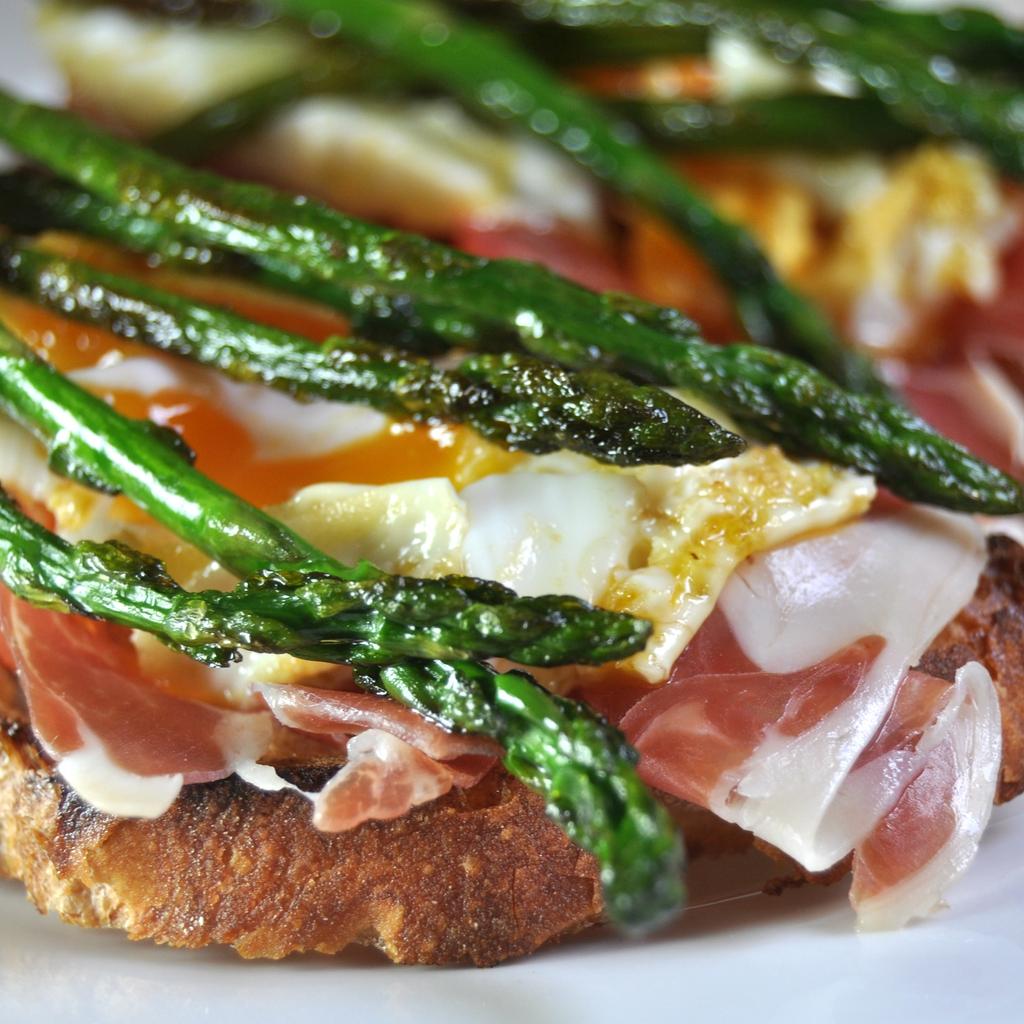 gateauxespagne's tweet photo. #Recette : #Tartine salée aux asperges, oeufs &amp; jambon. #Facile et #rapide pour vos #brunch et #apéros ! 👉 https://t.co/jA4MuUteuk https://t.co/ZskicCLfbH