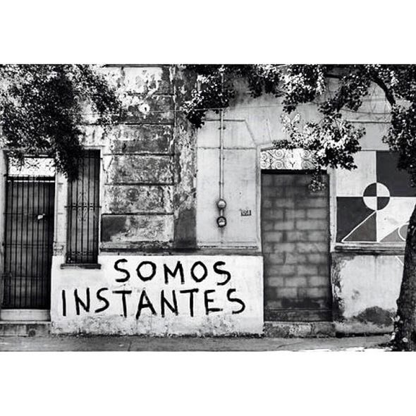 textopoeticos's tweet photo. Querido passado
Páginas riscadas
Fotos coladas
Poeira do tempo.

Ali, tudo aprendi
Cresci fazendo
Cada instante
Como único.

De você
Só saudade.
Nada mais levo 
Para o futuro.
(Waldir Porfírio) https://t.co/2kcFl3tcgV