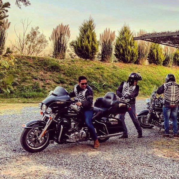 JorgeLeautaud's tweet photo. Esa Familia Disfuncional Que Uno elige #GbusEnlatado #YLeos? #RidingNewPlaces #Bones #CChB #HarleyDavidson #DondeSigue? https://t.co/9D6JbkD8HC https://t.co/7Gh1iISD6e