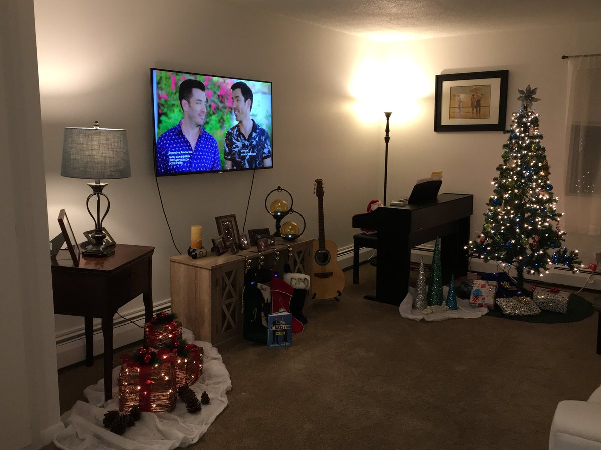 M5ForDays_JM's tweet photo. Did Santa leave gifts from #ScottLiving and #ItTakesTwoBook?! Ask him, he’s still in the room... #fanfriday #propertybrothers @mrsilverscott @mrdrewscott @_LindaPhan https://t.co/WvgXAyxUGI